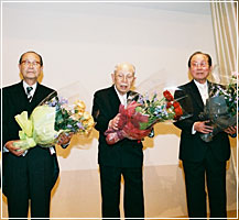 創業者である3会長に花束贈呈が行われました。(左から山地康庸夫・山地弘高・山地通夫)